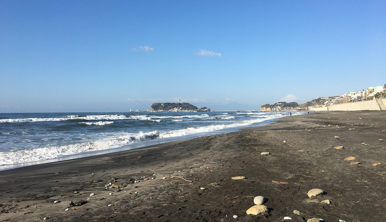 “江ノ島と遠い富士山”